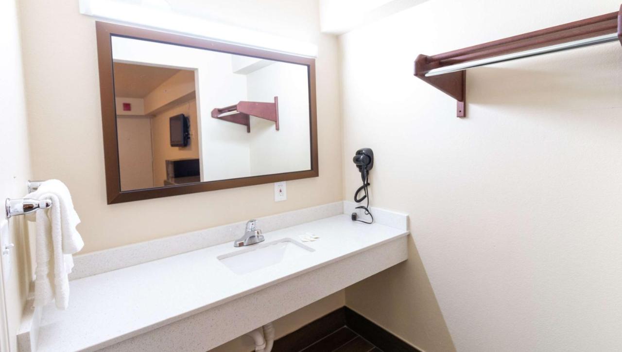 Magnuson Extended Stay And Suites Airport Hotel Ирвинг Экстерьер фото